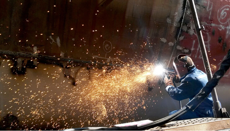 Сварочные работы в мастерской